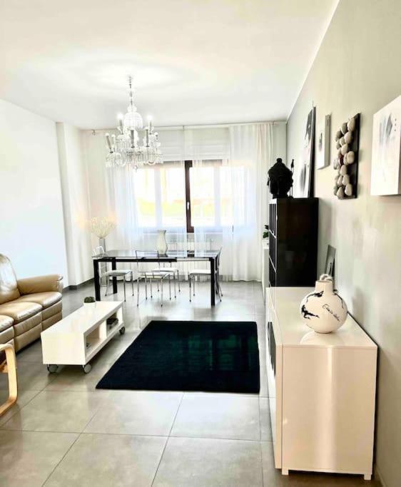 Sun-Kissed Seaside Retreat: Your Pescara Getaway 외부 사진